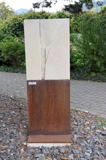 Archiv Nr. 240 Hübscher Gust,Steinskulptur,Polarität,mit Eisensockel,Skulptur,2010,Friedhof.JPG
